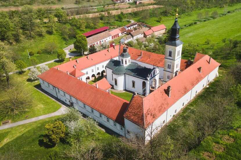 2024/06/images/tour_1590/manastir-krusedol-srbija1965785344-830x5531.jpg