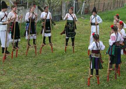 Folklorni program u Voluji - igra na štulama - Homolje, Kučevo